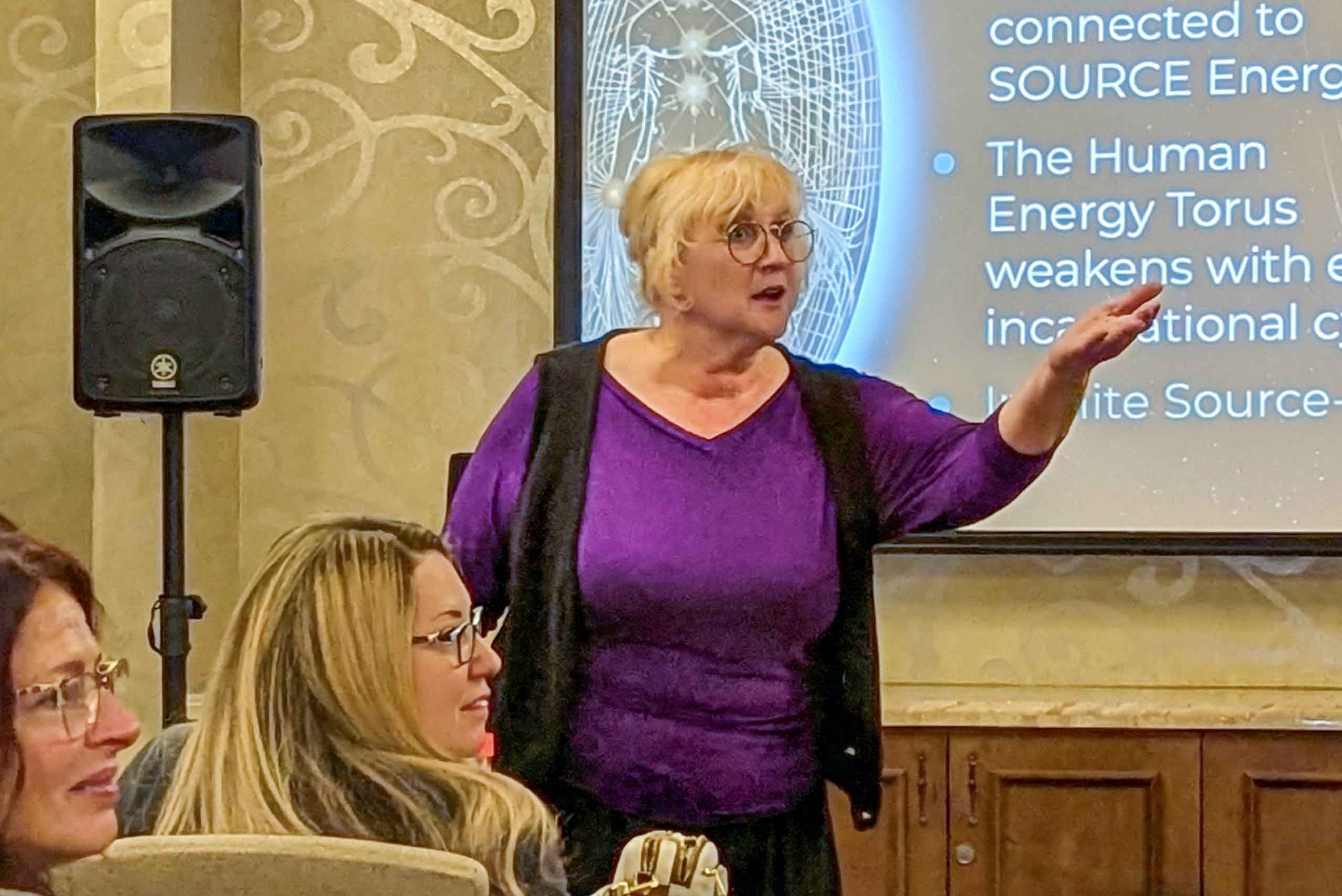 Marconics Teacher Jana Svarckopfa - teaches class